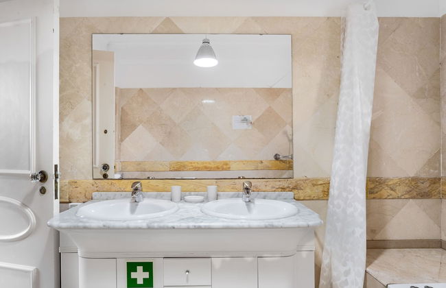 JOIVY Splendid 4-BR House w/Swimming Pool & Sea View - Foto 45