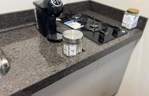 Studio com quarto e banheiro em frente ao Parque do Lago Acomoda até 2 pessoas 1 cama - Foto 4