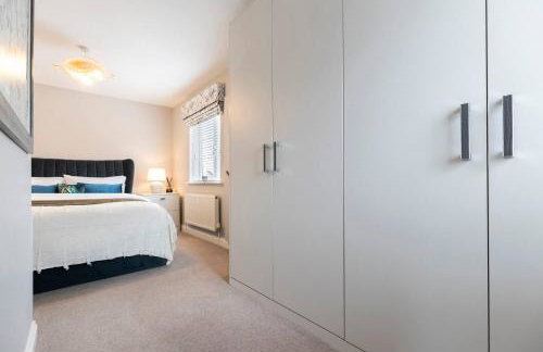 Pass the Keys 4-Bed Home with Garden Parking Near Durham - Foto 14