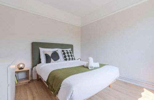 Spacious 3 bedroom apartment & private parking! - Foto 14