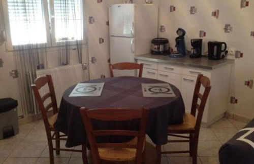 Charmant Gîte à Étain, Tout Inclus, Proche Verdun avec Terrasse et Parking - FR-1-585-3 - Foto 4