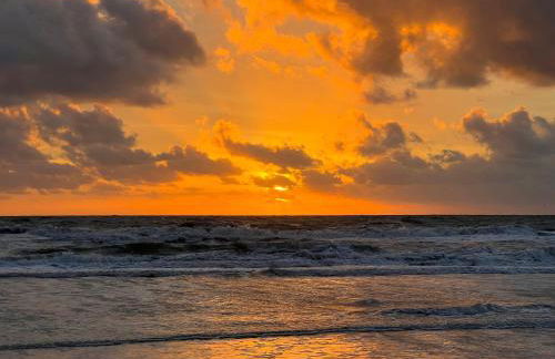 Cheerful 7 Bdrm Home with Private Pool One Block from Beach - Foto 32