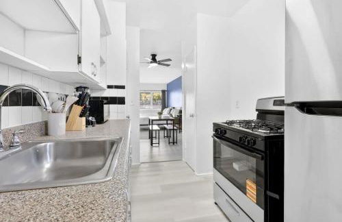 Sunny Miami Beach Studio with 2 Queens plus Workspace - Foto 8