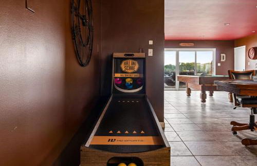 New Renovated 5BD Home with Hot Tub Sauna & Game Rm - Foto 67