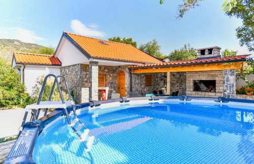 Apartman Lavanda sa bazenom i okućnicom 4* - Foto 1