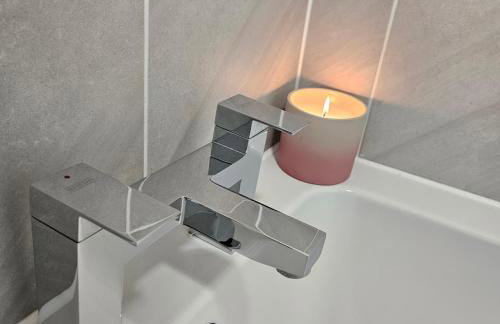 Modern Comfy 3 Bed Home - Free 2 space driveway - Free road parking - Free Netflix - Foto 52