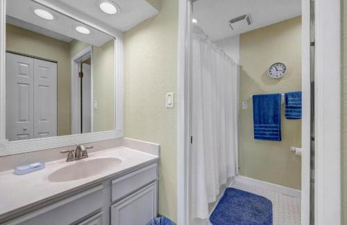 Beachy Vibes - 2BR w lake views & screened sunroom - Foto 40