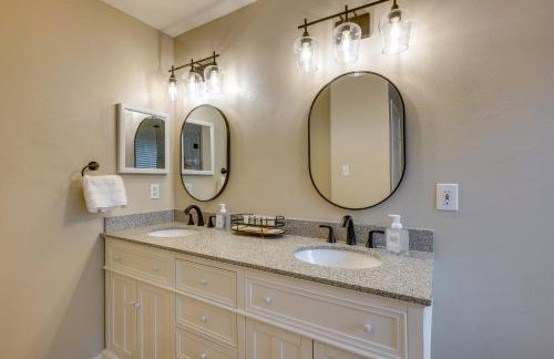 Modern Woodlands Townhome with Spacious Yard and Patio - Photo 15