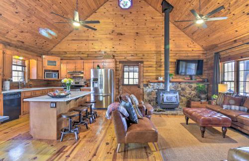 Luxe Cabin with Hot Tub on 5 Acres in Pearcy! - Foto 4