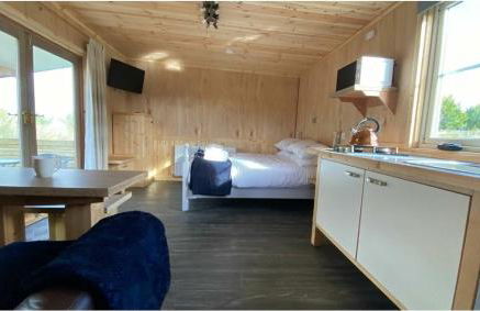 Beautiful Wooden tiny house, Glamping cabin with hot tub 3 - Photo 10