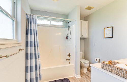 Walk to Beach Home with 2 Decks in Galveston! - Foto 21