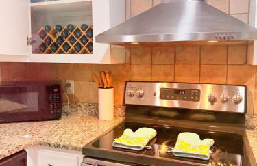 Spacious 4BR House Sleeps 9 Outdoor Lounge with Fire Pit plus Games - Foto 23