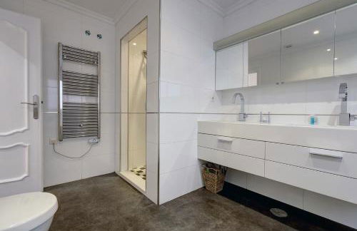 Large Ground Floor Apartment with Private Garden and Beach Access - Photo 17