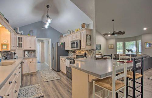 Holly Lake Retreat w/ 2 Community Pools & Yard - Foto 7