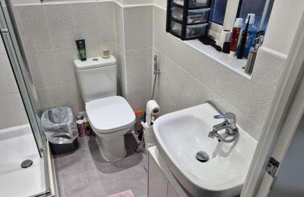 The Aylesbury Home Retreat - 3 Bed Home with Garden & Free Parking - 2 Bedrooms - Foto 9