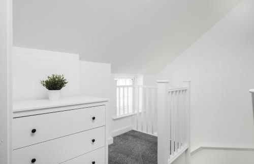 2Bed Flat-Secured Free Parking-by Holiday Homes - Photo 6