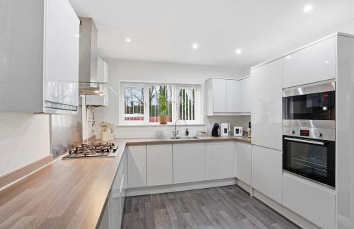 Spacious Ensuite Home near M6 with Driveway Parking - Foto 13