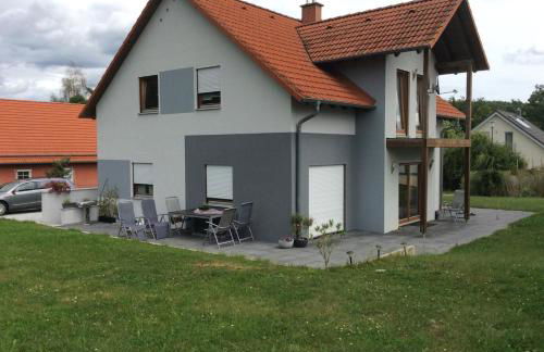 Haus mit Terrasse am Sonnenuntergang - Foto 1