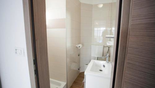 Adriatic Apartment - Photo 4, Shower
