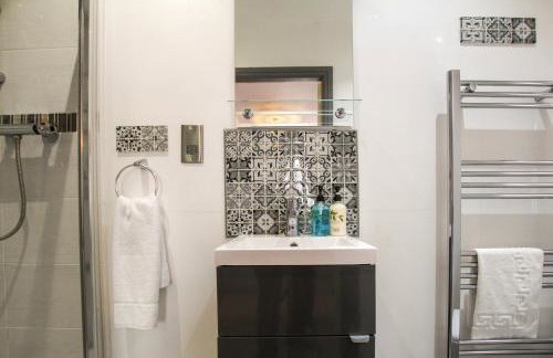 Modern 3-Bedroom Home in Quiet Cul-de-Sac w Parking by Rework Accommodation - Foto 29