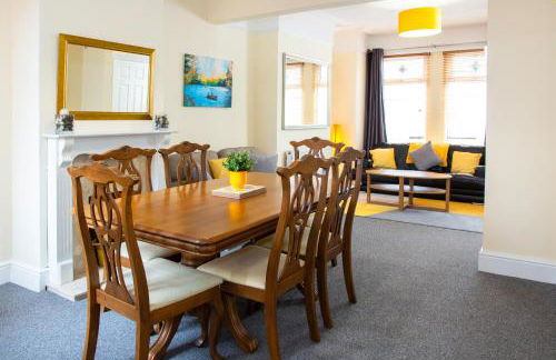 3 Bedroom House, Free Parking and Self Check In - Foto 1