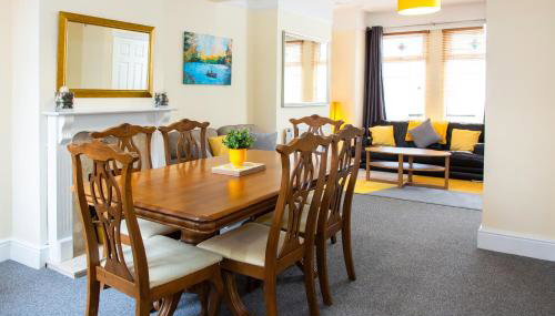 3 Bedroom House, Free Parking and Self Check In - Foto 1