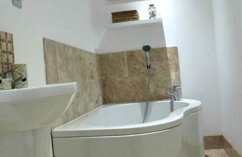 Queensgate Holiday Apartment , Beverley with parking - Photo 9