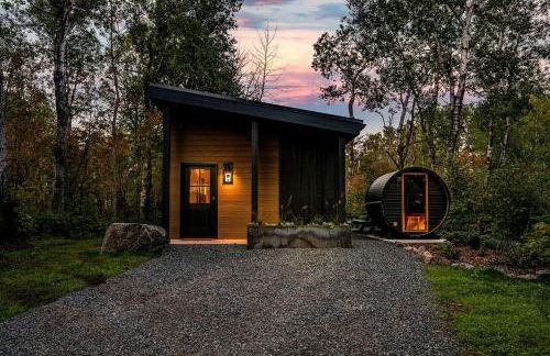 Gorgeous Cabin with Private Sauna for a Romantic Glamping Getaway in Duluth, Minnesota - Foto 1