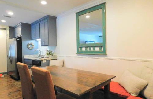 Q4 Professionally decorated upstairs beautiful soothing colors close to back pool - Foto 30