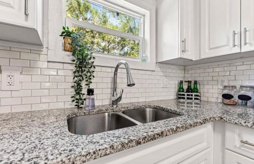 Treehouse is a Quaint 2 BR in an Up-and-Coming Part of Town, Pet Friendly with Fenced Yard and lounge area that is Close to Downtown Tampa - Foto 7