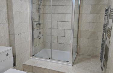 Lister Park Bradford 2bed Detached Cottage House Parking Cinema Screen Games Room - Foto 16