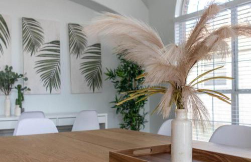 Elite 4BR 2BA Holiday Home with Hot Tub, Pool, and BBQ - Foto 13