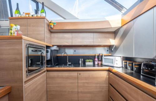 2BR Heated Yacht, Lymington Centre, Beautiful View - Photo 14