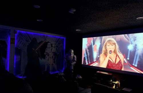 Amazing Star Wars Villa with Arcade & Theater, Private Pool, 3 King, Near Disney - Photo 16