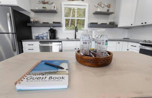 Waterfront Home Game Room Ping Pong Outdoor Bar Area - Foto 8