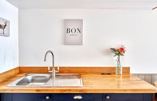 Extraordinary Huts Ltd - Photo 80