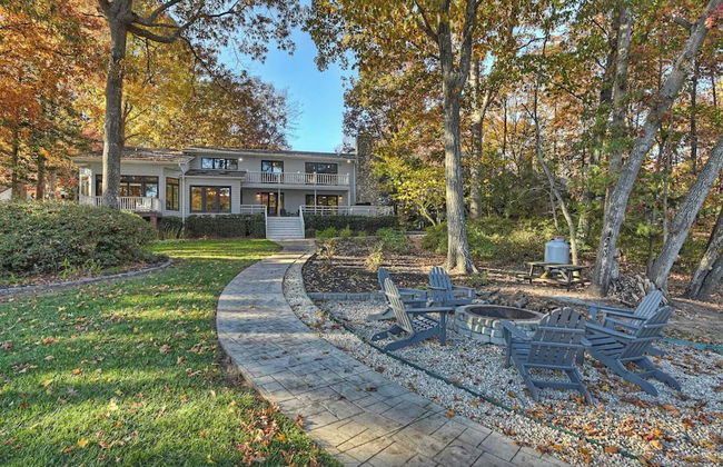 Lakefront Home Private Dock, Tiki Bar, Firepit Shore to Please by Avantstay - Foto 46