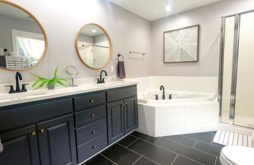 Waterfront Retreat with Spectacular Interior, Jacuzzi and Game Room in NC - Foto 11