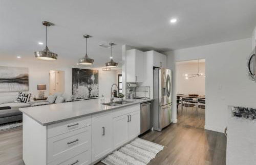 Luxury Home with 5 Bedrooms and Private Pool - Foto 26