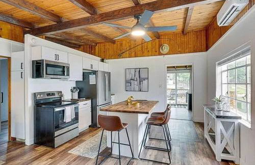 Lakefront Cottage in Secluded Cove - Foto 1