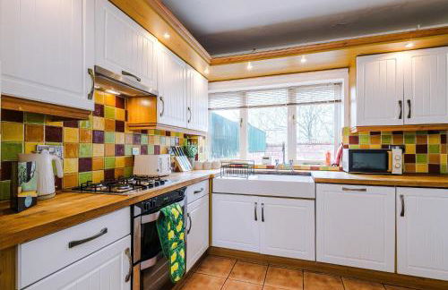 Stylish 4 Bedroom Home in Port Sunlight with 7 Beds Perfect for Business Bookings and Groups - Foto 45