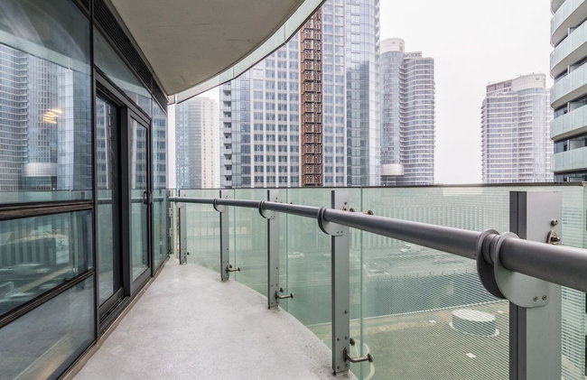 AOC Suites 2 Bedroom Condo, City CN Tower View - Foto 23