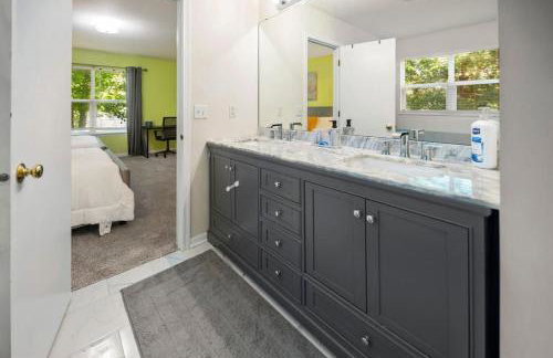 Modern Comfort Loves Park - Stylish 3BR Getaway - Foto 26