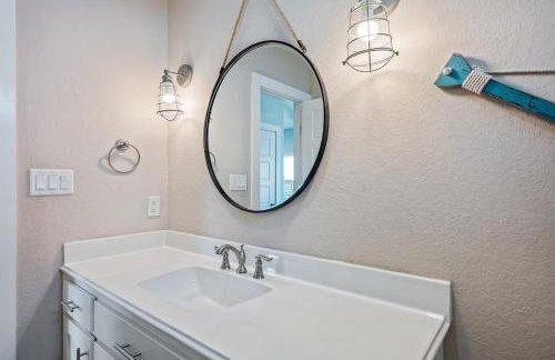 Steps to the Beach | Tiki Bar Fun | Epic Bay Views | Sleeps 8 - Foto 40