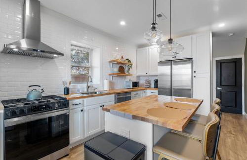 Welcome to The Lux Collective a Spacious 5-Bedroom House close to Stadiums, Universities, Center City & more! - Foto 13