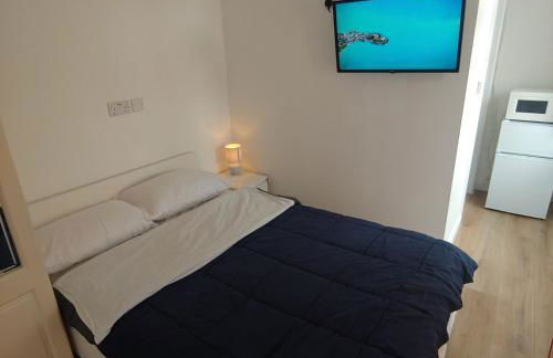 Self Contained, Double Bed Studio, private kitchen, private Bath, Walking distance to Harry Potter - Foto 26