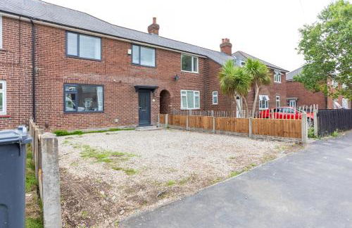 4 Bed Home sleeps 7 close to Cheshire Oaks Princes Rd - Photo 31