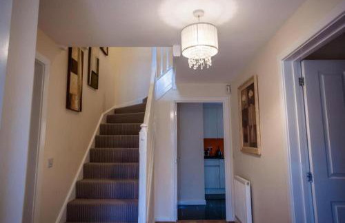 10 Guests - 5 Bedrooms - Free Parking - Lux House - Foto 14