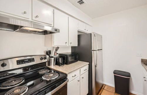 Your Comfy King Suite Getaway - Sleeps 4 - Pool, Prkg - Foto 17