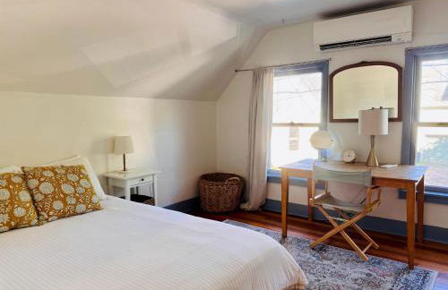 Cozy 1BD in Burlington’s Coolest Neighborhood - Photo 2